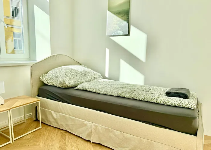 Modern Renovated Near Center شقة *