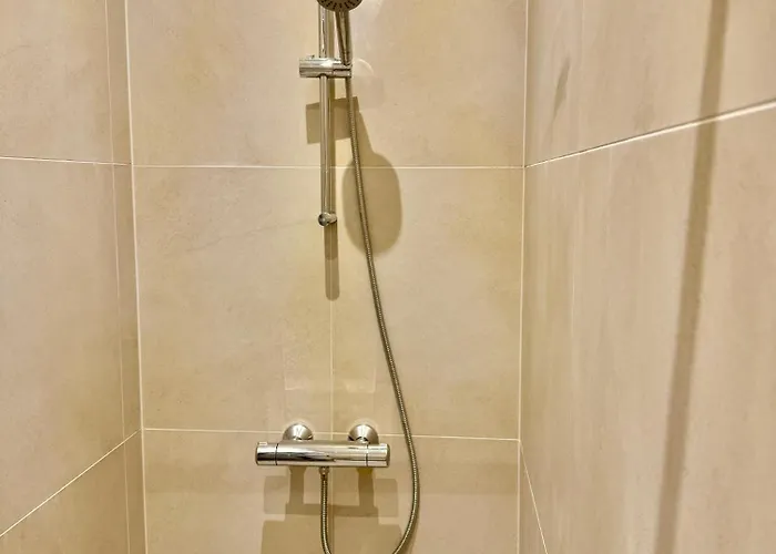 Modern Renovated Near Center شقة