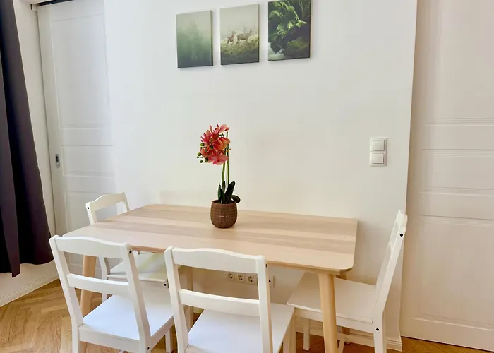 Modern Renovated Near Center شقة